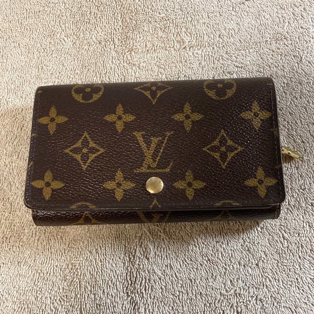 Small canvas, monogram Louis Vuitton wallet